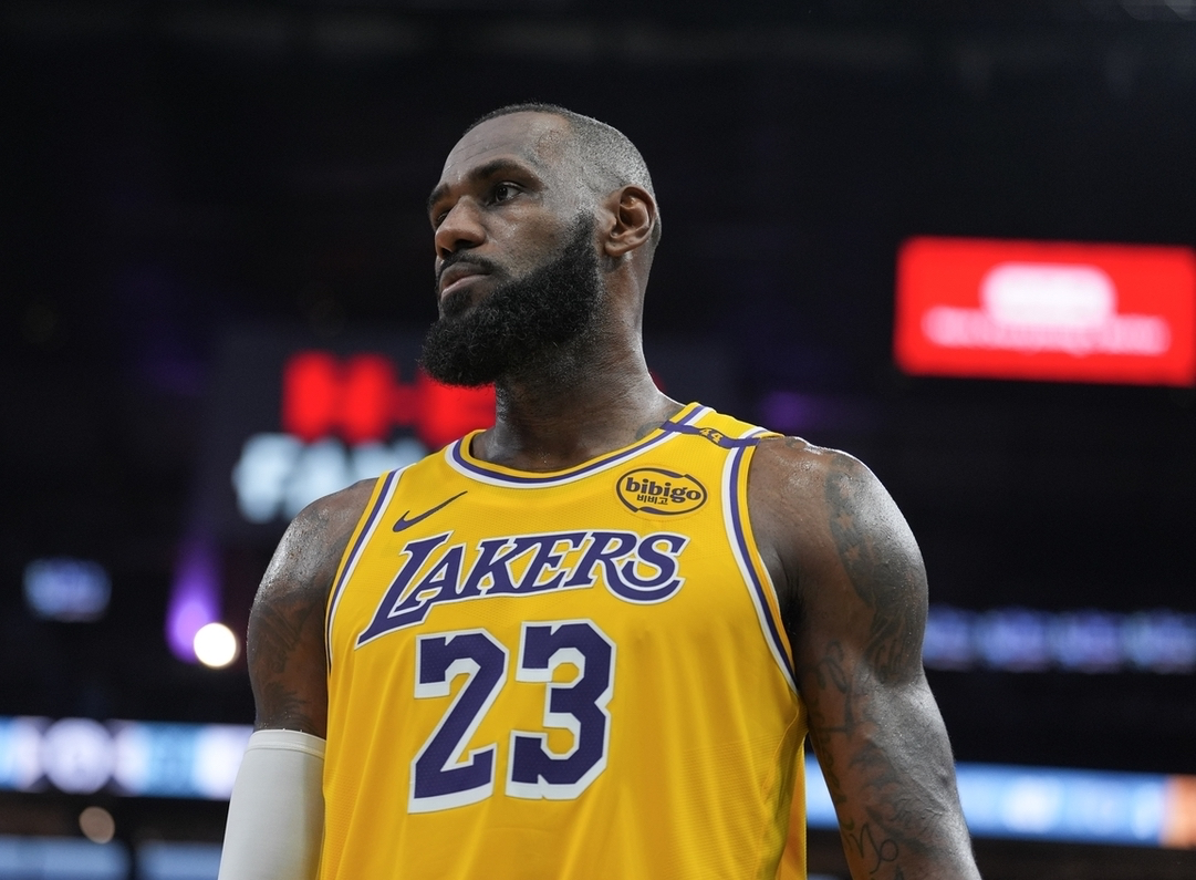 詹姆斯乐见里夫斯崛起，对比科比奥尼尔权力之争