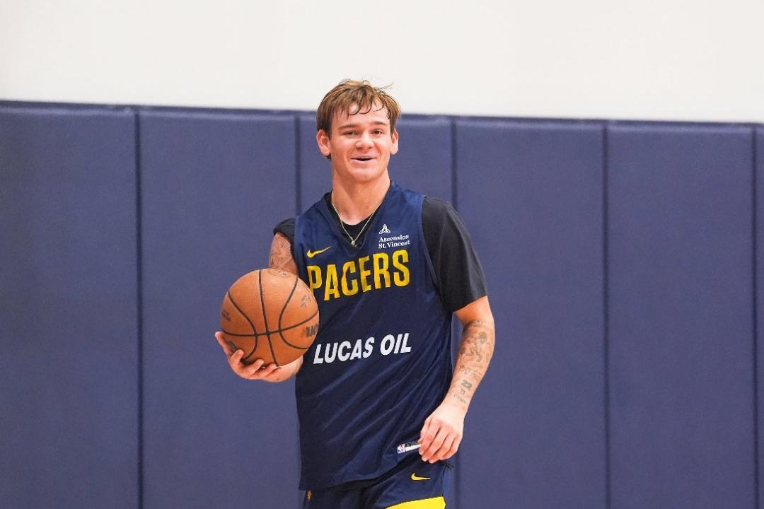 麦克朗比赛画面