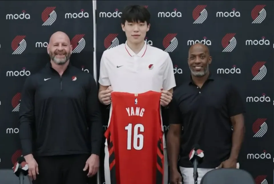 开拓者新秀困境：杨瀚森表现不佳，球迷呼吁多加训练