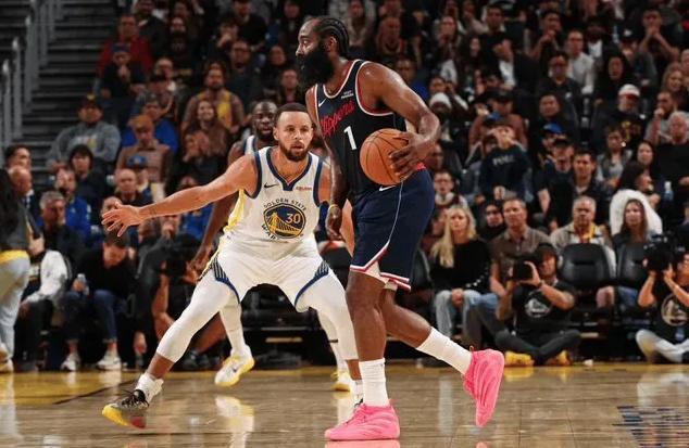 NBA经典对决：勇士力克快船，哈登再成焦点背景