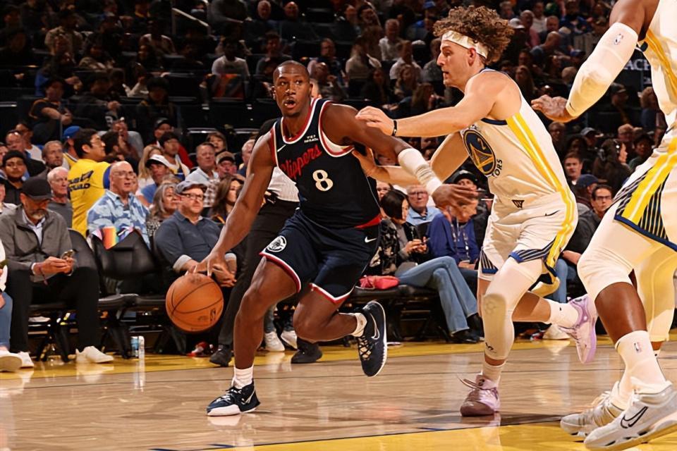 快船进攻遇阻：后场大闸邓恩被迫持球，球队问题何在？