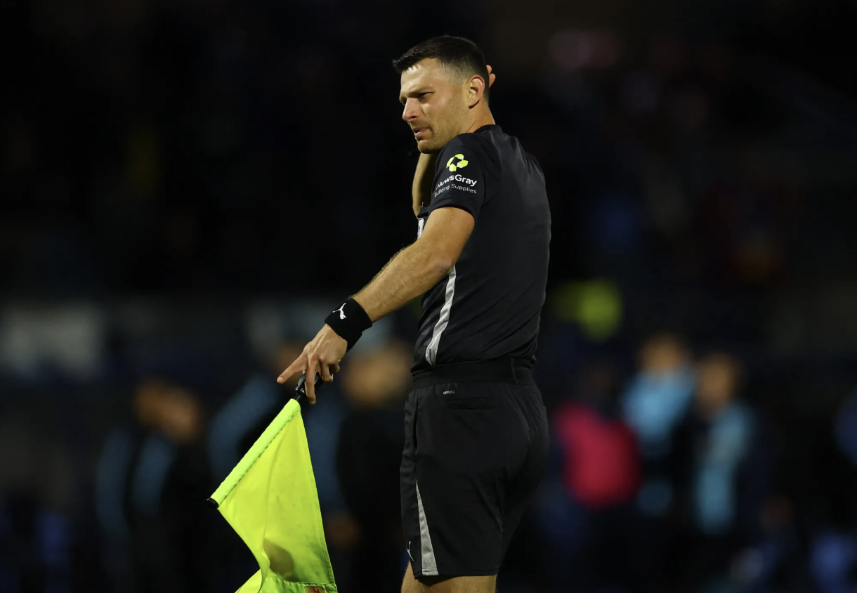 联赛杯冲突：韦康比战富勒姆后助理裁判遭球迷掷物袭击