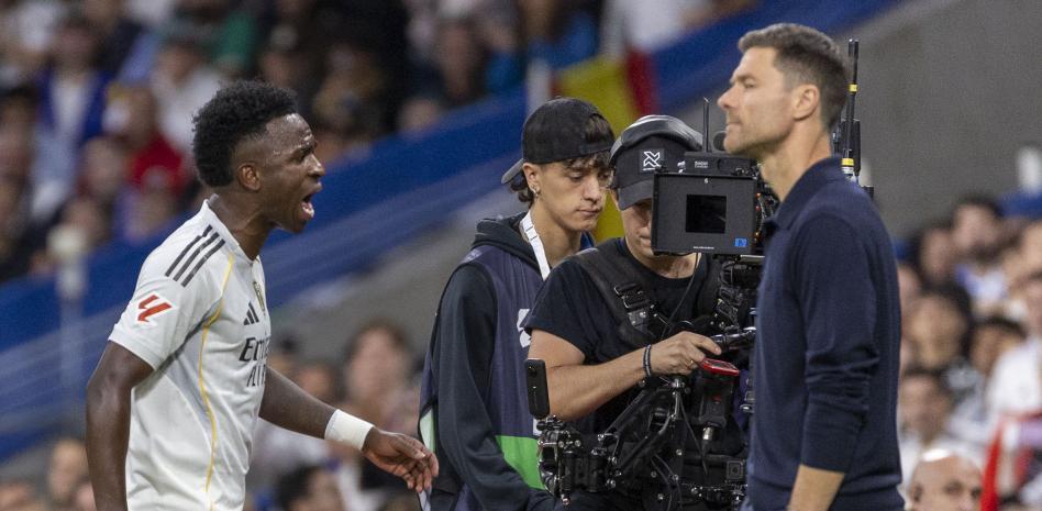 皇马训练恢复：维尼修斯与阿隆索拥抱，关系缓和引关注