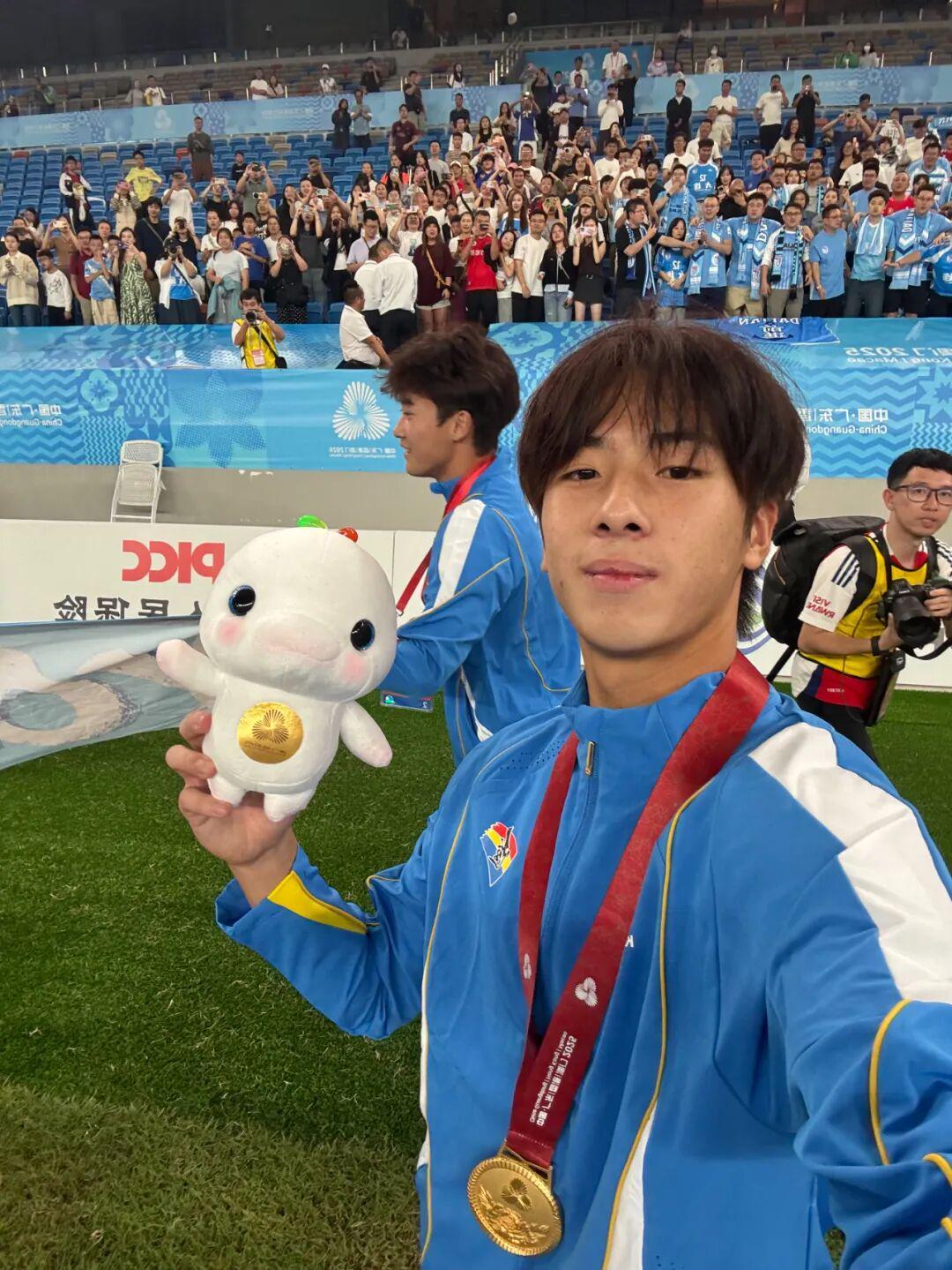 德阳籍全运会足球金牌得主郑伟杰载誉归来，征战川超