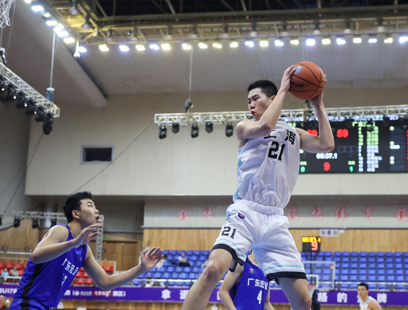 15岁新星张子一崛起：U17夺冠+MVP，三分神射成新胡金秋