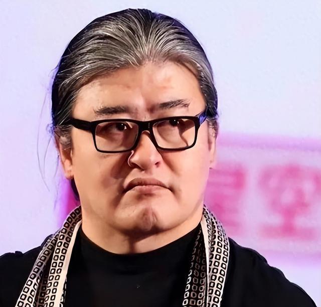 狐狸尾巴藏不住了，刘欢刚刚迎来女儿结婚喜讯，恶心的一幕出现了