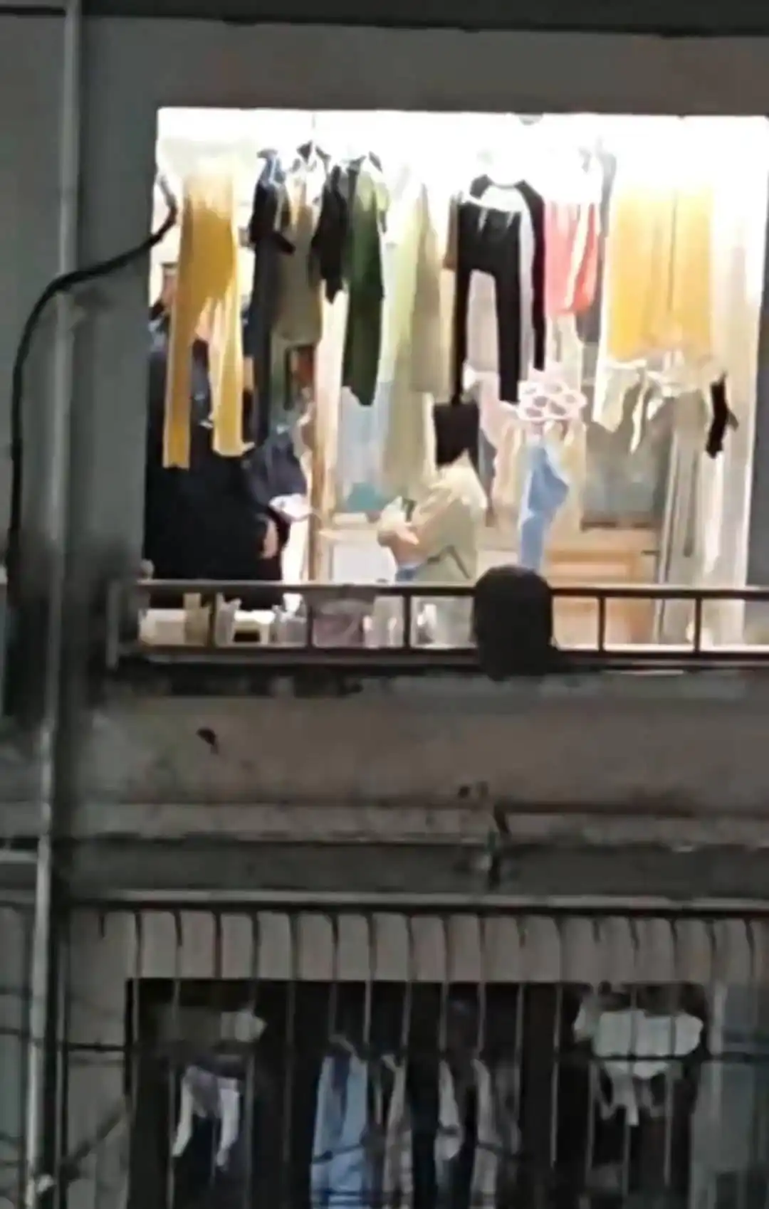 三峡大学黑人留学生夜闯女生宿舍事件：法律与安保的深度剖析