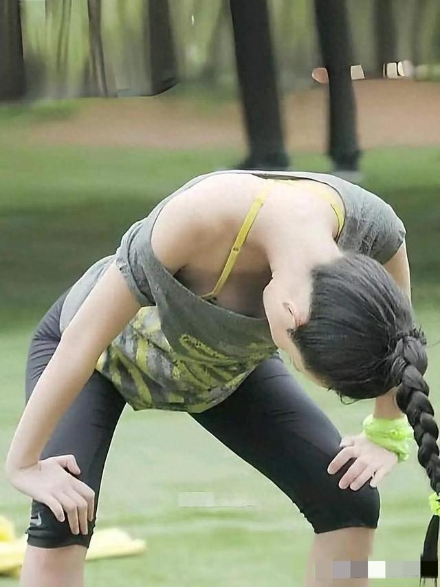 霍思燕瑜伽练习侧身照