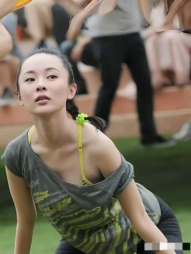 霍思燕瑜伽倒立动作特写