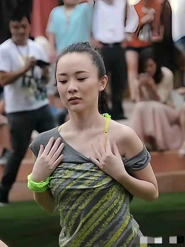 霍思燕瑜伽练习正面照