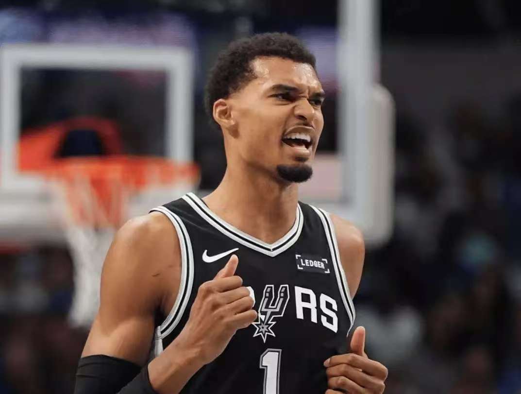 4战全胜登顶联盟！马刺三少场均64+25，青春风暴席卷NBA