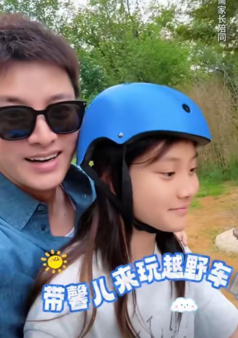 甜馨手撕亲爹风波持续发酵，李小璐贾乃亮育儿方式引热议