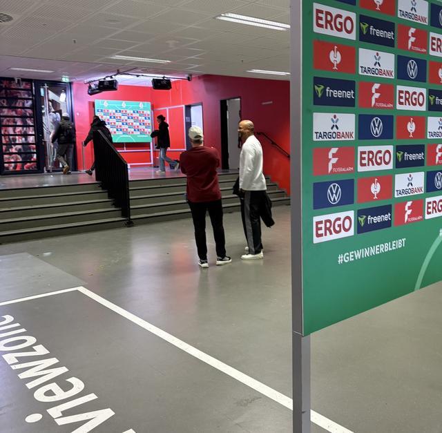 德国杯赛后温情一幕：孔帕尼与科隆主帅赛后友好交流数分钟