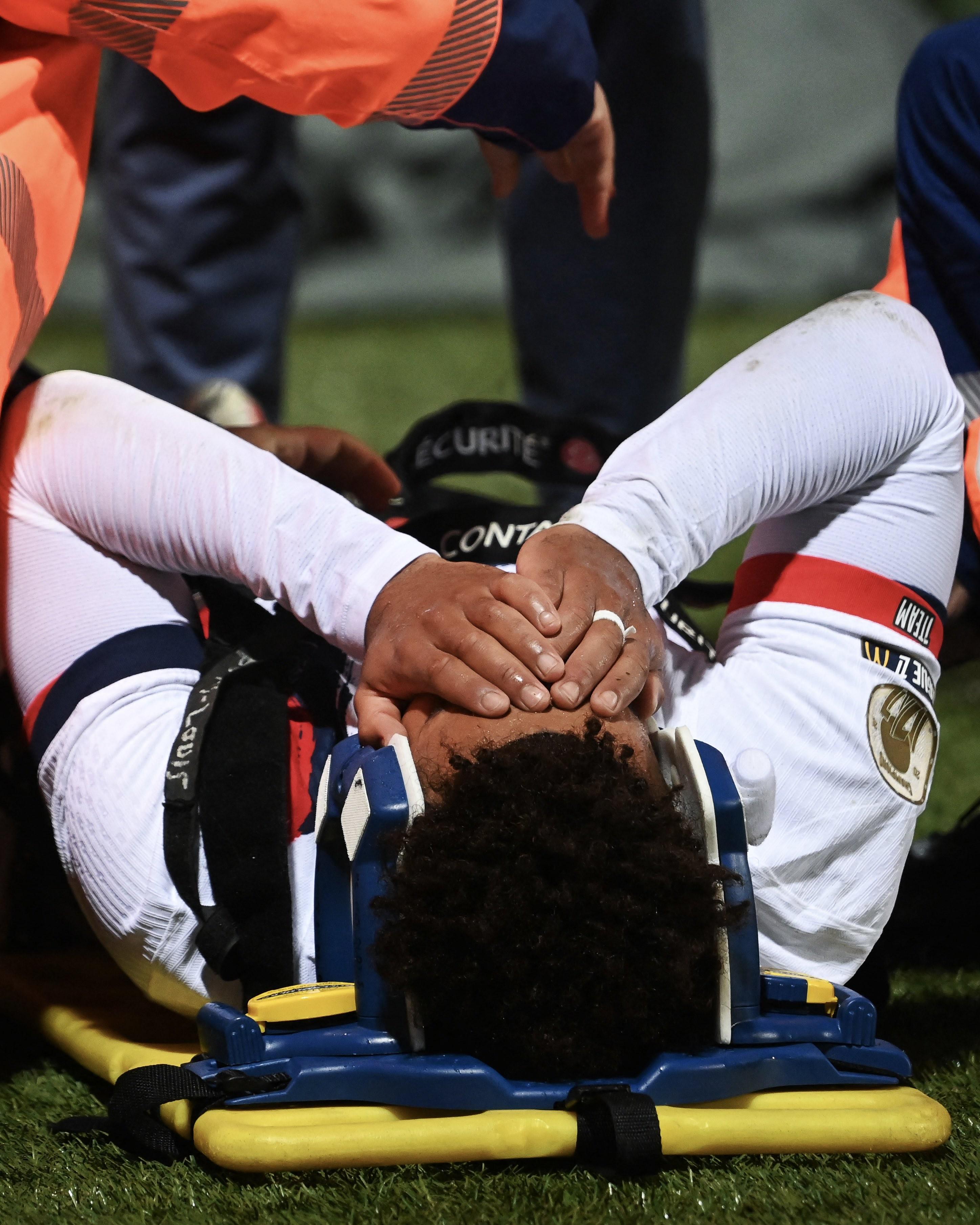 巴黎人报：杜埃右大腿受伤或缺席数周，更衣室情绪低落