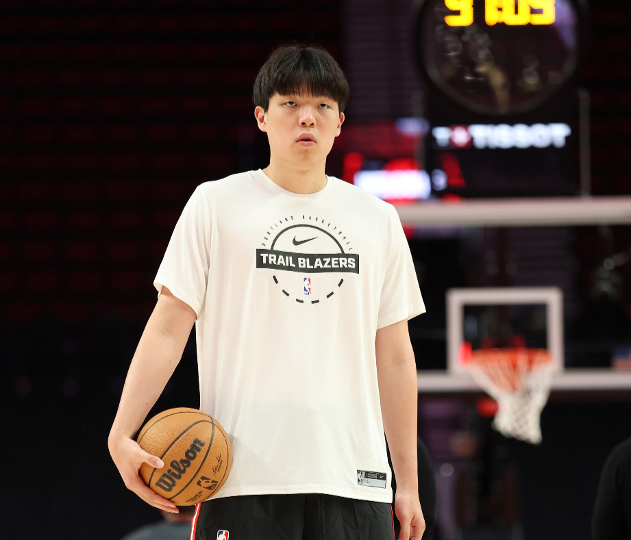 杨瀚森3分钟仅得2分引热议：防守漏洞与活力不足成焦点