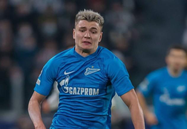 泽尼特前锋莫斯托沃伊圣彼得堡遇险，机智反击成功脱困