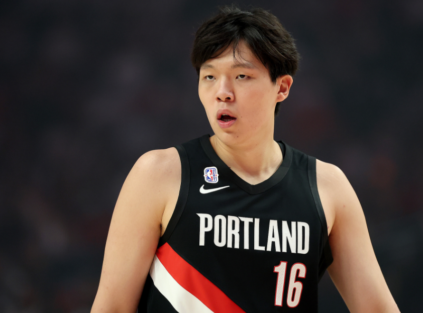 杨瀚森防守引争议：遭新秀贝利打爆 美网友怒批其离开NBA