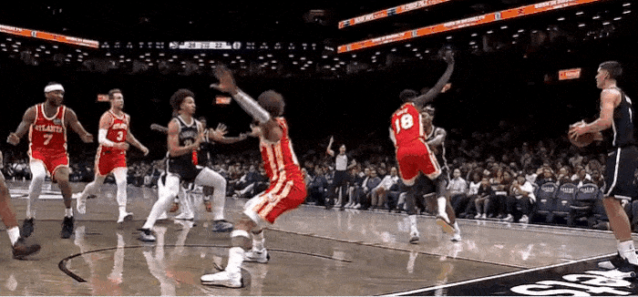 特雷-杨右膝受伤离场！老鹰vs篮网比赛突发意外