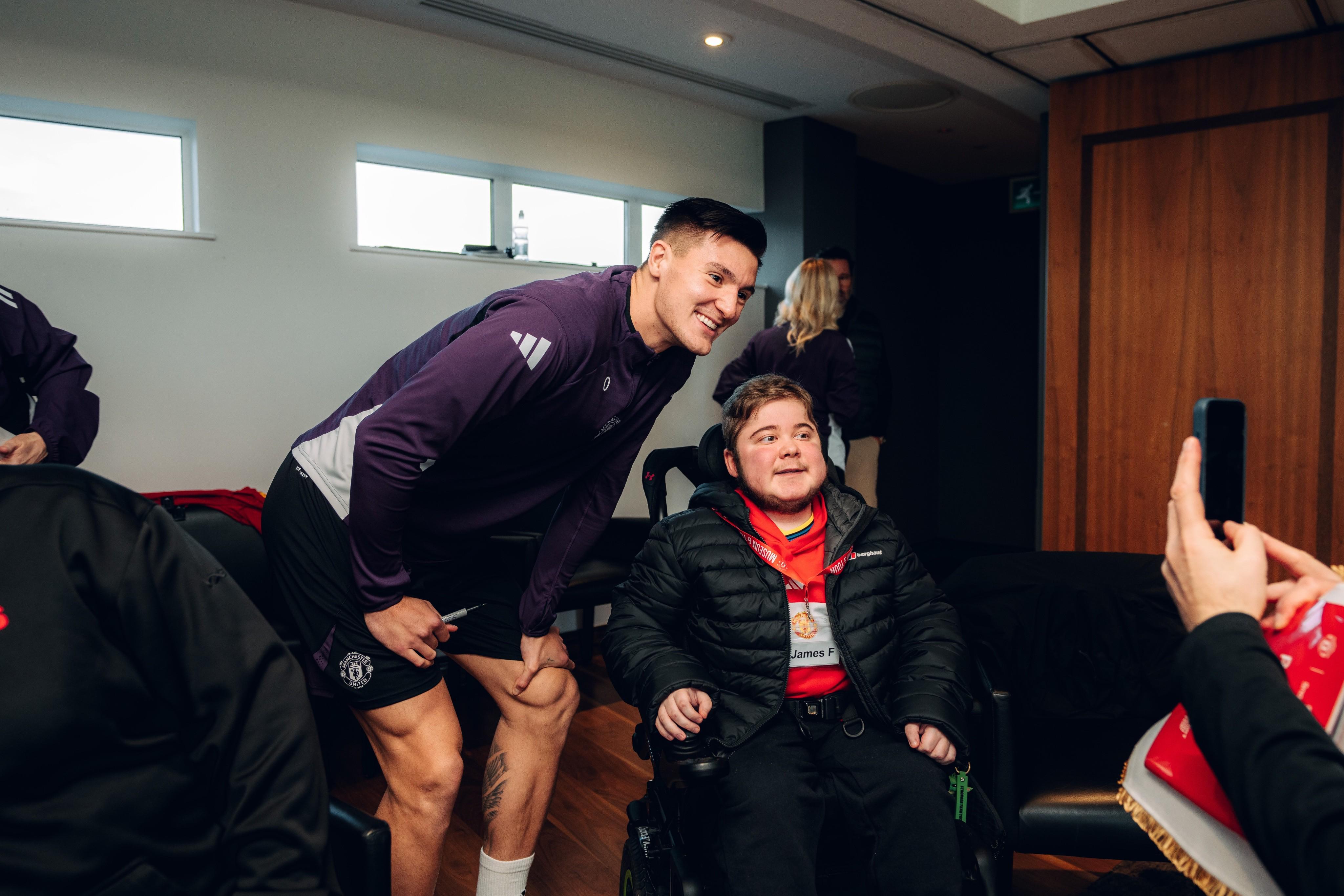 曼联重病球迷专属日：与球员亲密互动，共度难忘时光