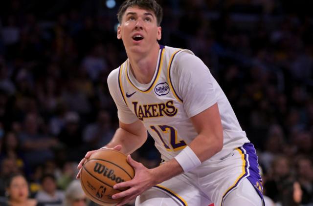 里夫斯16助+压哨绝杀 湖人险胜森林狼 拉拉维亚创历史级表现