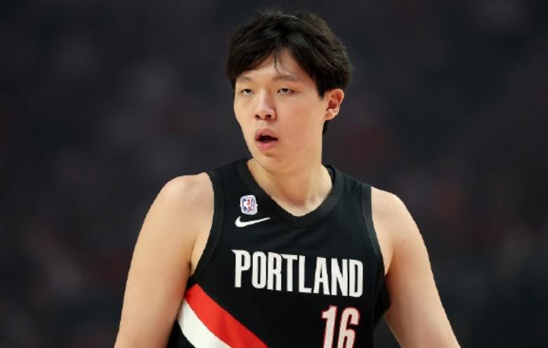 杨瀚森仅登场3分47秒得2分，后三节未获机会正负值-4