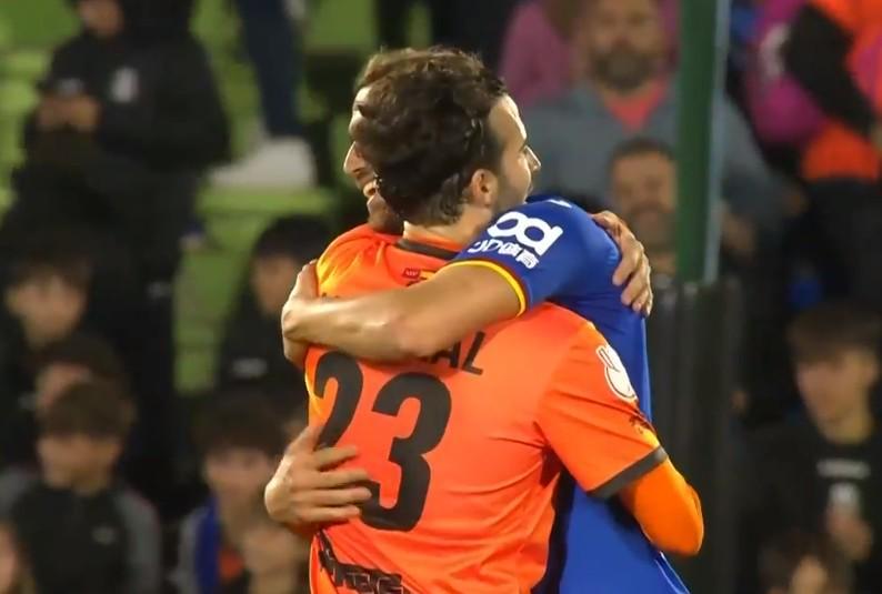 兄弟情深！马约拉尔替补登场先与哥哥拥抱寒暄再战