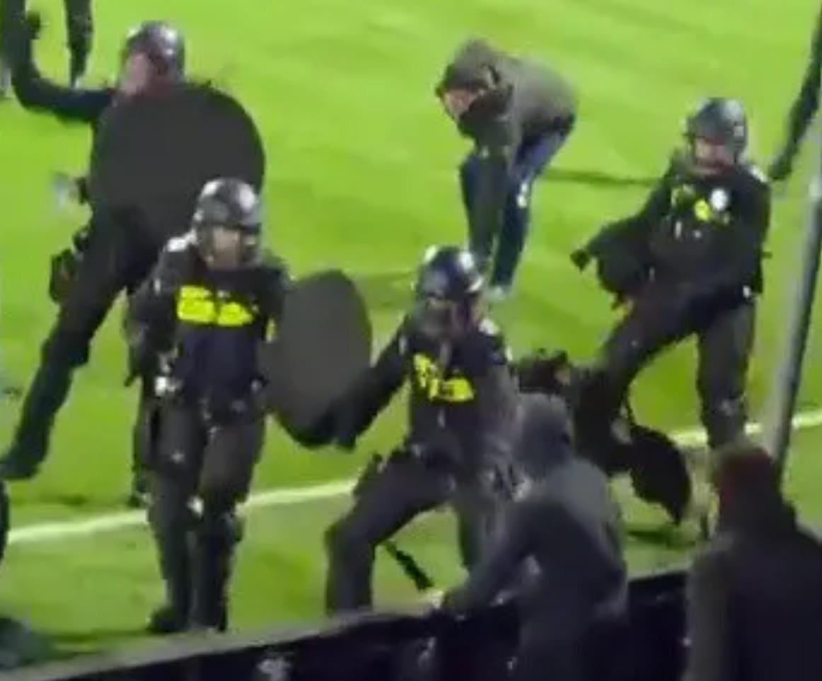 荷兰杯邓伯什vs海牙：球迷冲突升级，警方出动警犬维稳