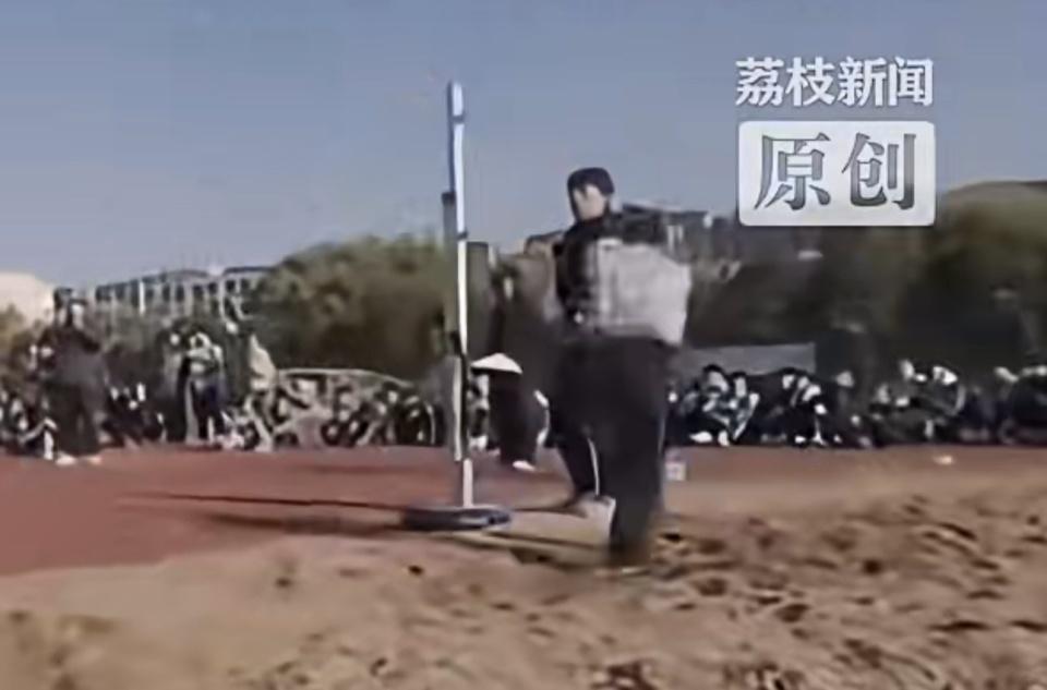 高中生跳高摔断腿引争议：安全保护缺失还是责任推卸？