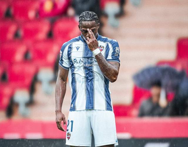 巴萨3000万欧锁定22岁天才中锋，五豪门竞逐埃塔-埃永