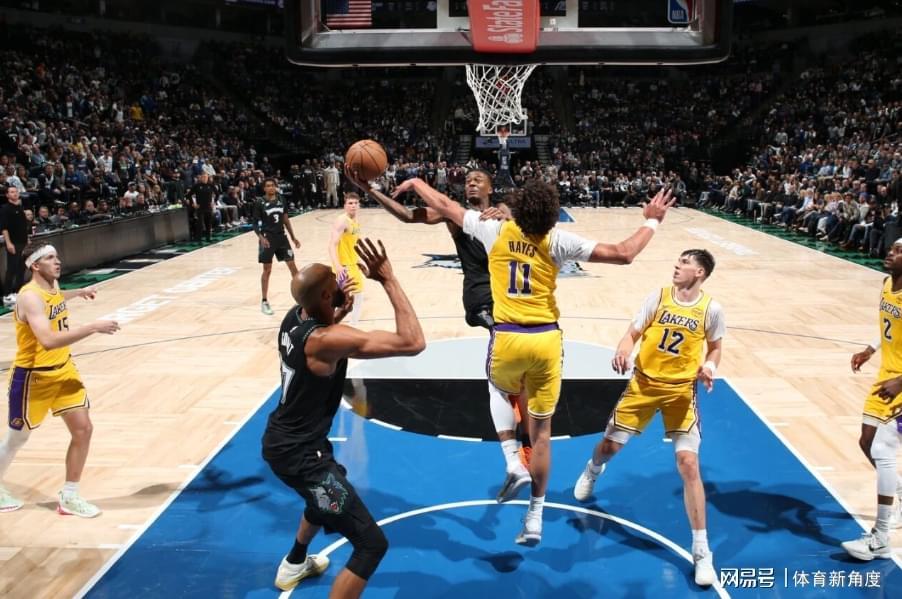 里夫斯压哨绝杀！湖人2.4亿续约难题成焦点