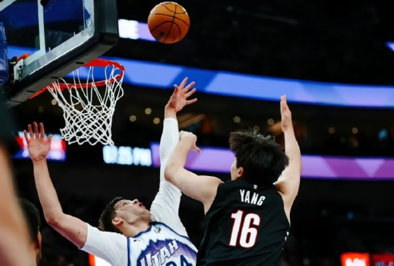 开拓者险胜爵士：杨瀚森仅出战3分钟，成长之路仍需加把劲