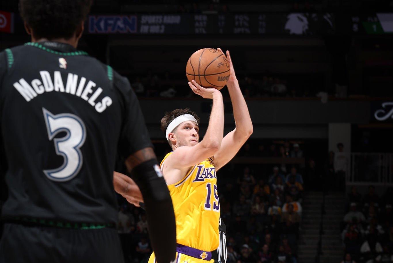 里夫斯28分16助绝杀森林狼！湖人新星创多项神迹，剑指2.4亿顶薪