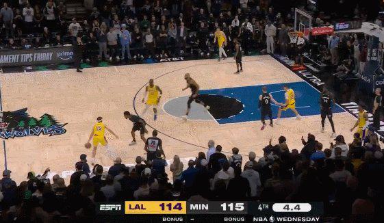 里夫斯压哨绝杀创历史 湖人新星比肩传奇韦斯特