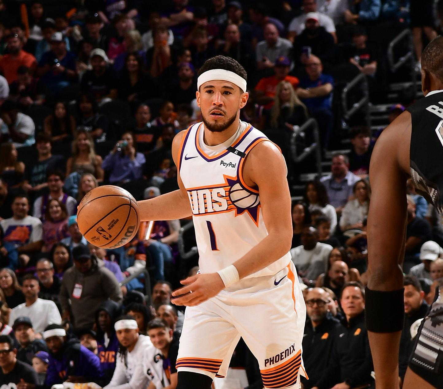 布克低开高走砍32分 太阳惜败灰熊末节绝杀未果