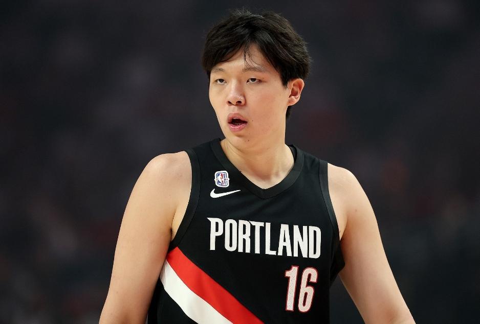 开拓者2分险胜爵士：最大领先22分，杨瀚森表现引争议