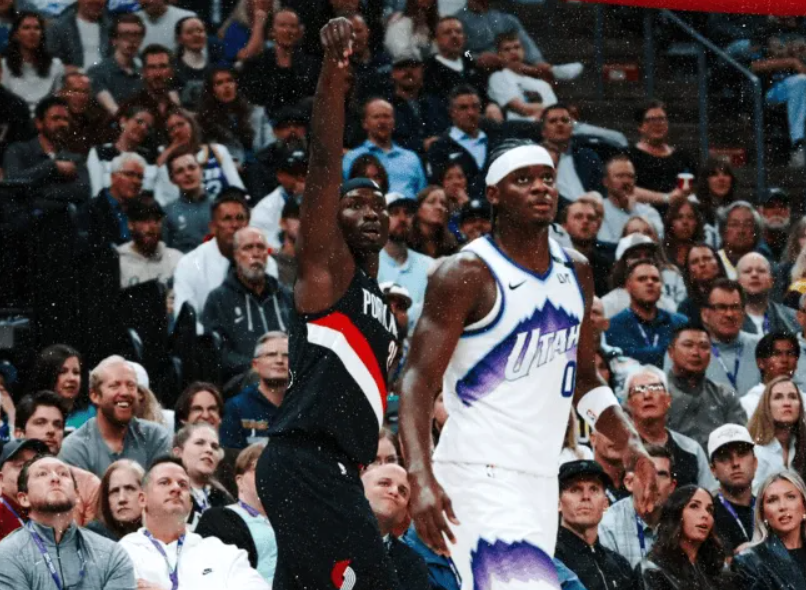 杨瀚森篮下强打