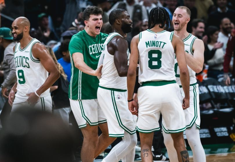 绿军神射豪泽单节5三分对飙米切尔！布朗30+5+4，凯尔特人逆袭骑士