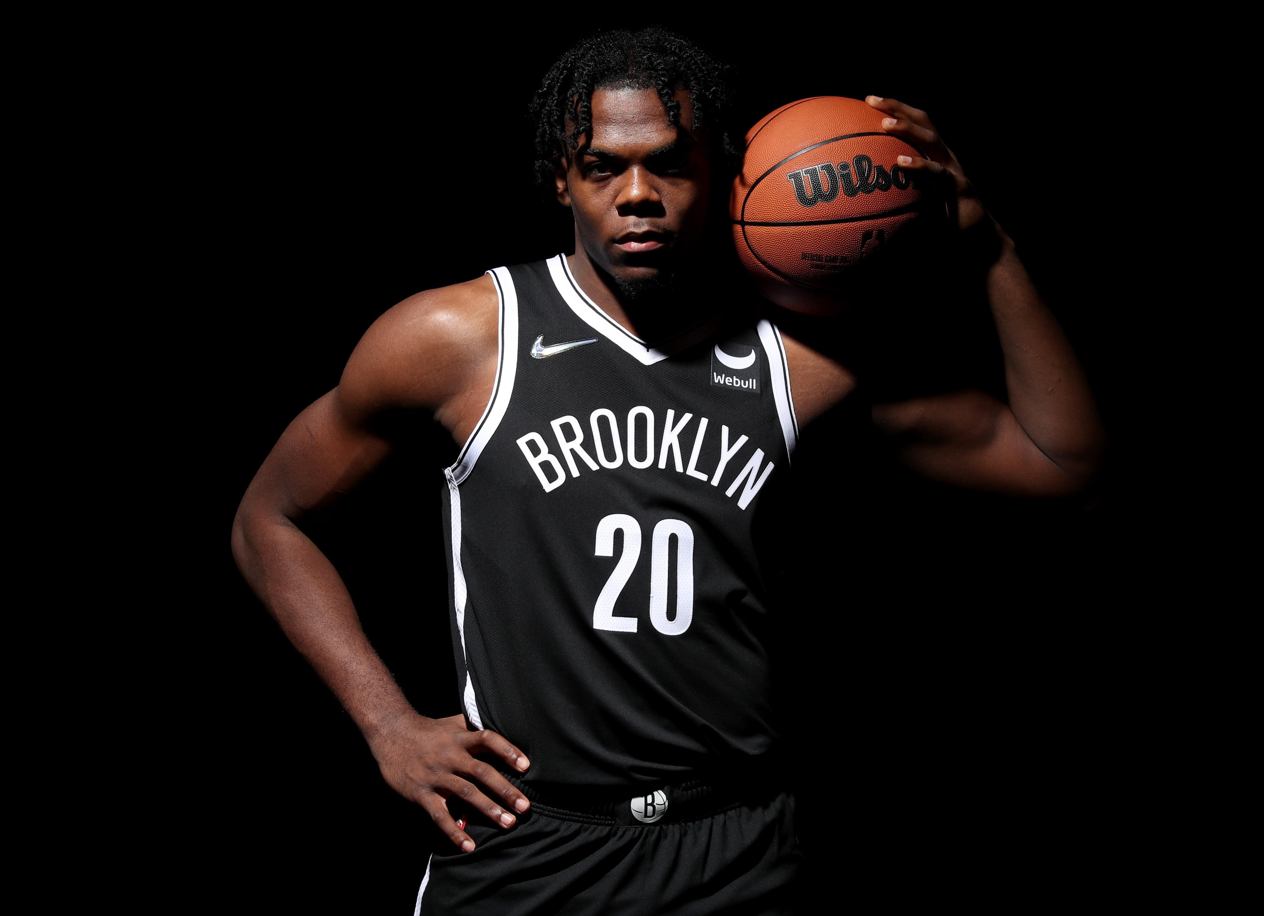 夏普创历史：3000分钟内狂揽500进攻篮板，74年第三人