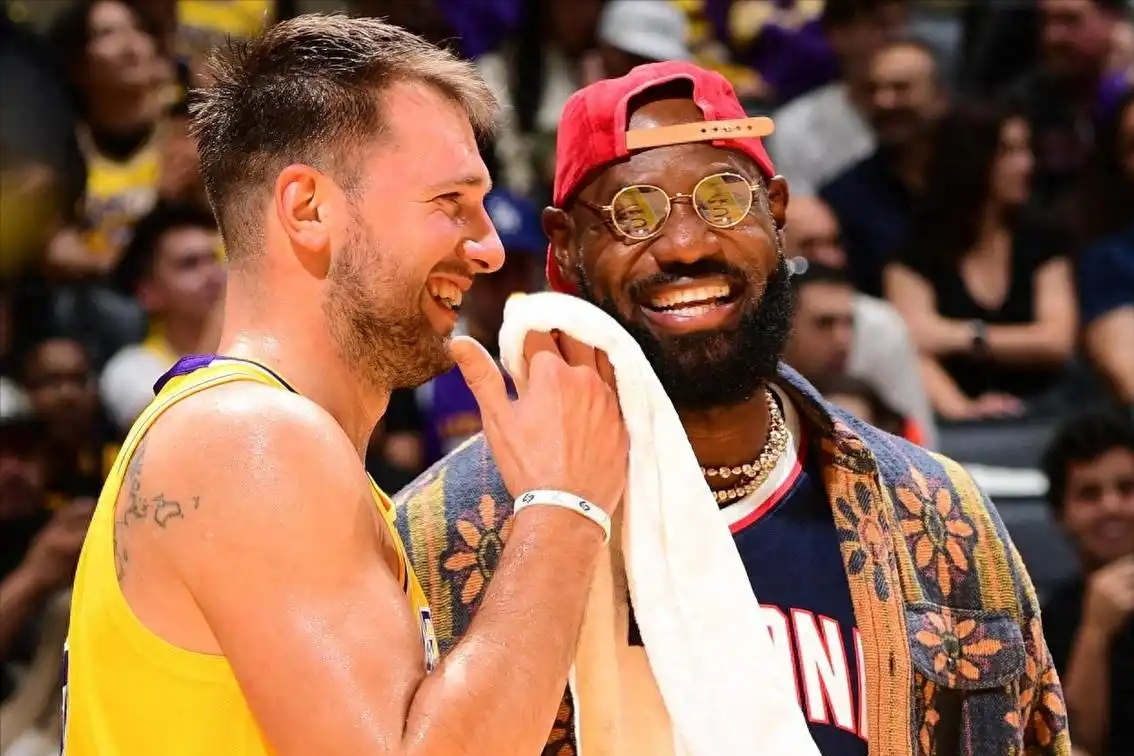 湖人新援拉拉维亚27分5三分闪耀全场，詹姆斯眼光获赞