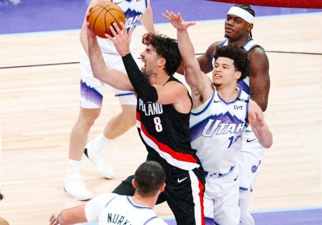 NBA常规赛：开拓者136-134险胜爵士，马尔卡宁32分难救主