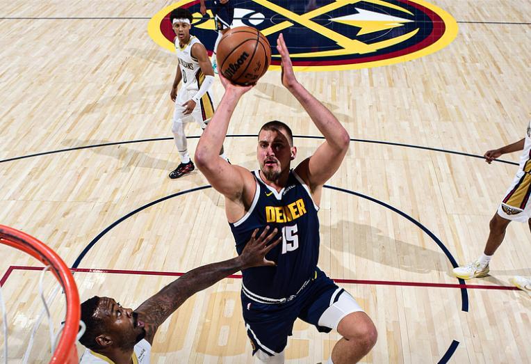 约基奇四连三双剑指历史第一，戈登锁死锡安掘金大胜鹈鹕