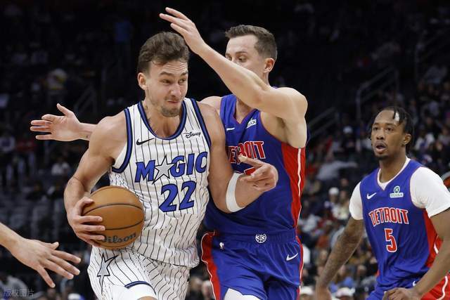 19分惨败！魔术4连败显颓势：三巨头组合失效，康宁汉姆闪耀全场