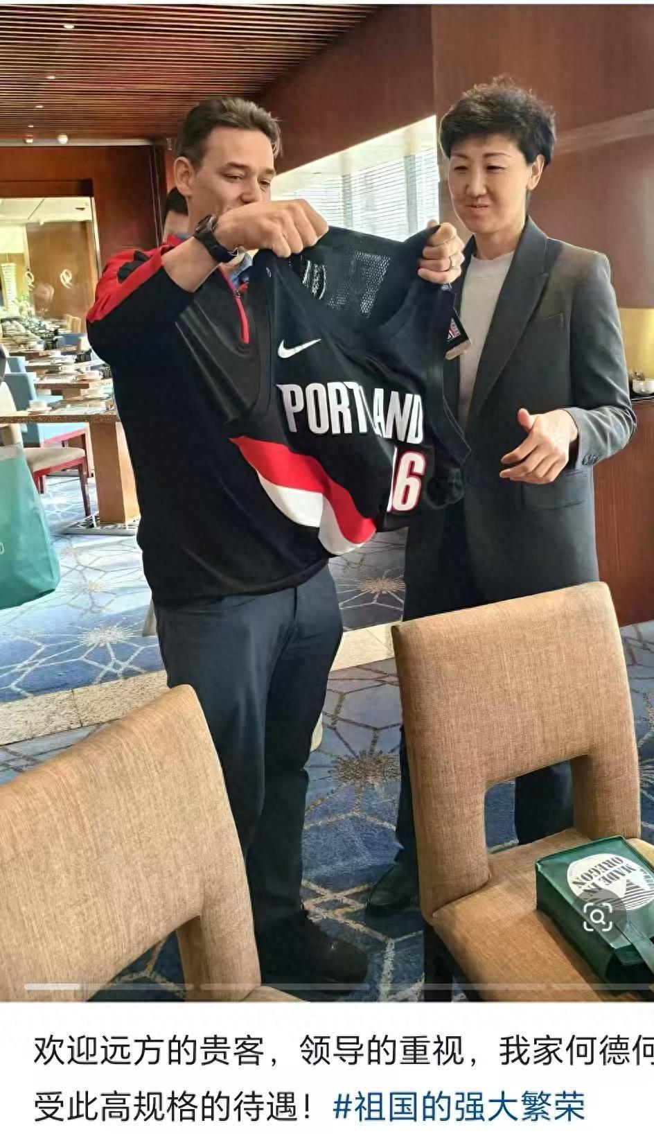 徐岚与NBA官方探访杨瀚森家人，杨妈感动落泪并回应球迷建议