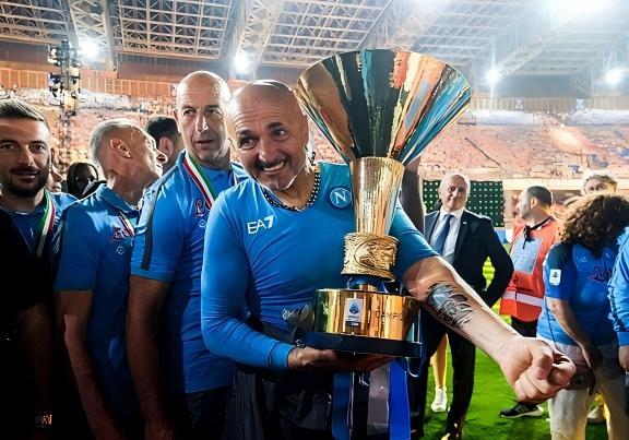 斯帕莱蒂将执教尤文图斯，手臂那不勒斯队徽成焦点