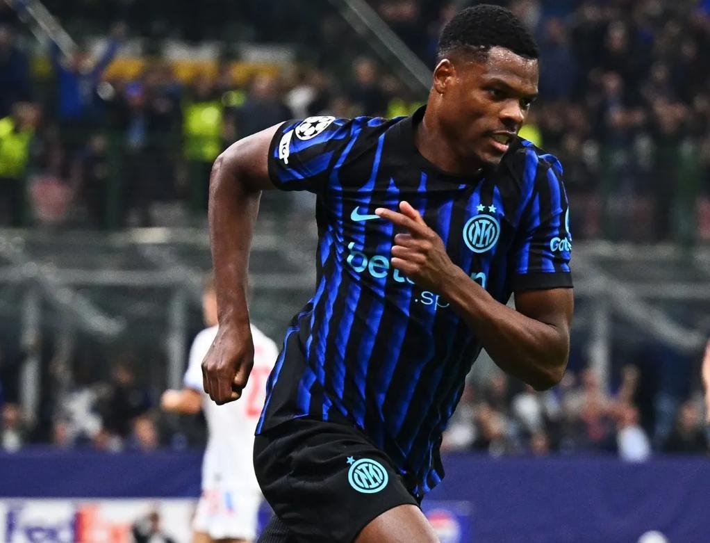 恰尔汗奥卢庆祝进球