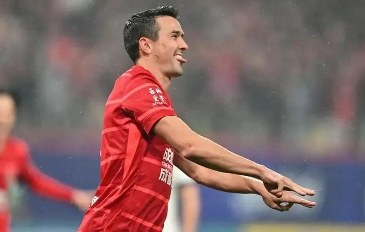 中超转会市场重磅！周定洋遭三强争夺，海港顶薪邀约引关注