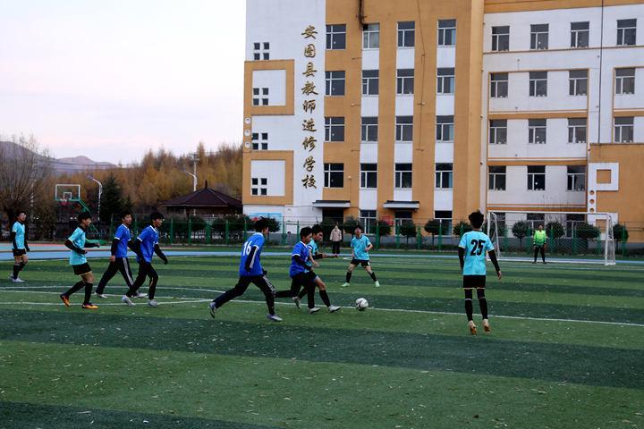 青少年足球比赛激烈瞬间