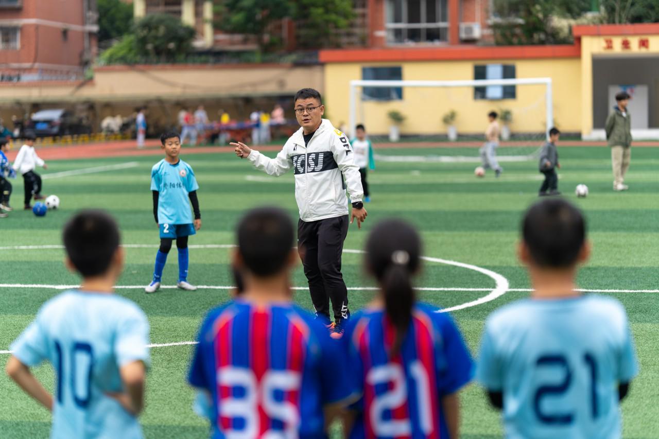 川超风吹热雁江八小绿茵场 这里的足球“有看头”