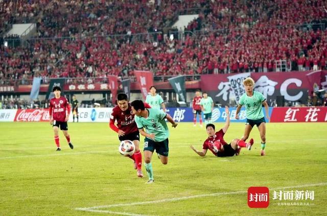 川南足球巅峰对决：自贡队0:2逆袭4:2，队员跪地喜极而泣