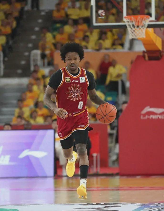 重磅！超级外援古德温抵沪，上赛季率队淘汰广东剑指总冠军